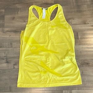 Oiselle flyte tank in yellow - size large